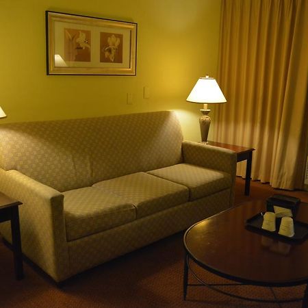 Ramada By Wyndham Wichita Airport Hotel Exterior foto