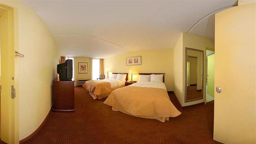 Ramada By Wyndham Wichita Airport Hotel Exterior foto