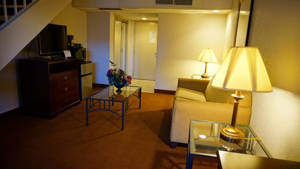 Ramada By Wyndham Wichita Airport Hotel Exterior foto