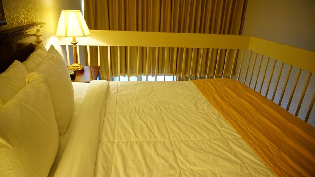 Ramada By Wyndham Wichita Airport Hotel Exterior foto