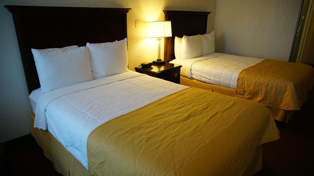 Ramada By Wyndham Wichita Airport Hotel Exterior foto