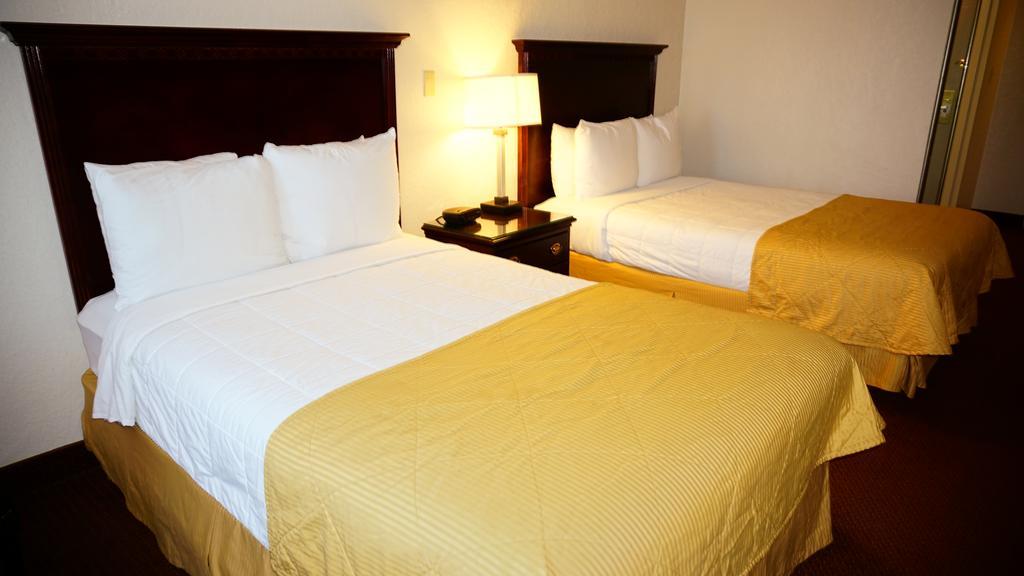 Ramada By Wyndham Wichita Airport Hotel Cameră foto