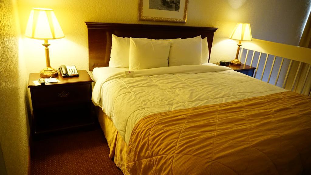 Ramada By Wyndham Wichita Airport Hotel Exterior foto