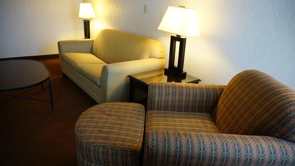 Ramada By Wyndham Wichita Airport Hotel Cameră foto