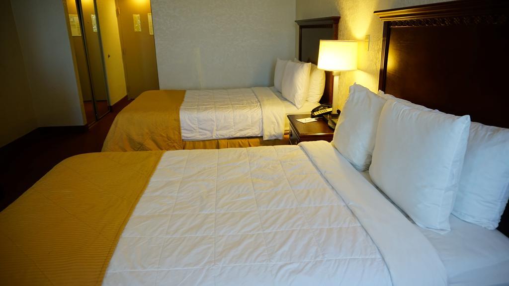 Ramada By Wyndham Wichita Airport Hotel Exterior foto