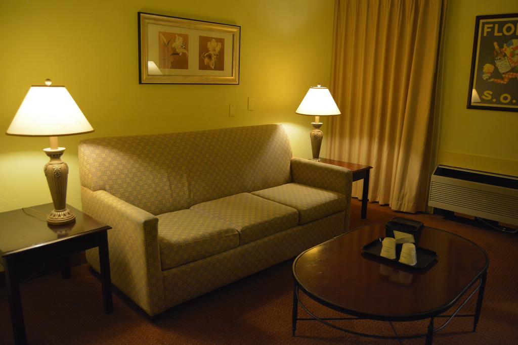 Ramada By Wyndham Wichita Airport Hotel Exterior foto