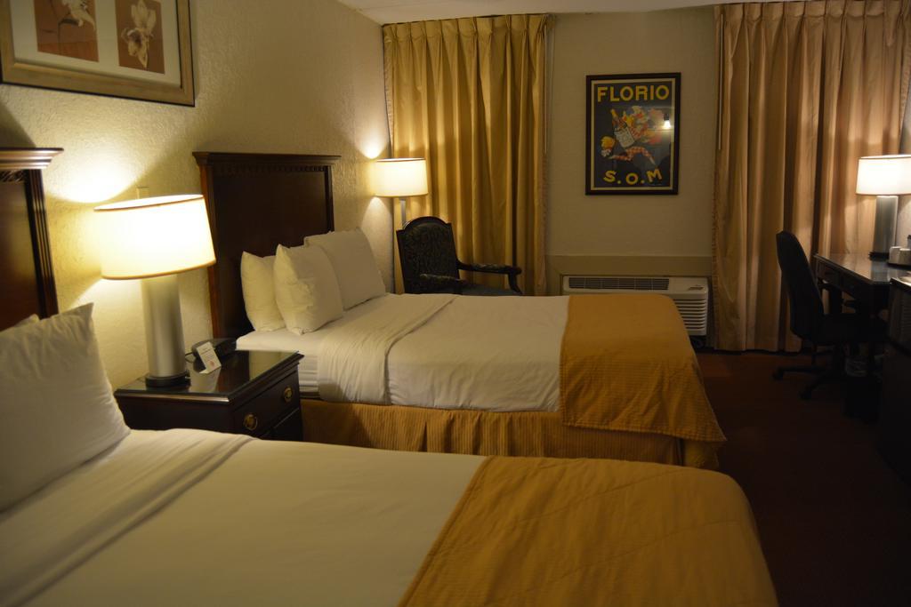 Ramada By Wyndham Wichita Airport Hotel Exterior foto