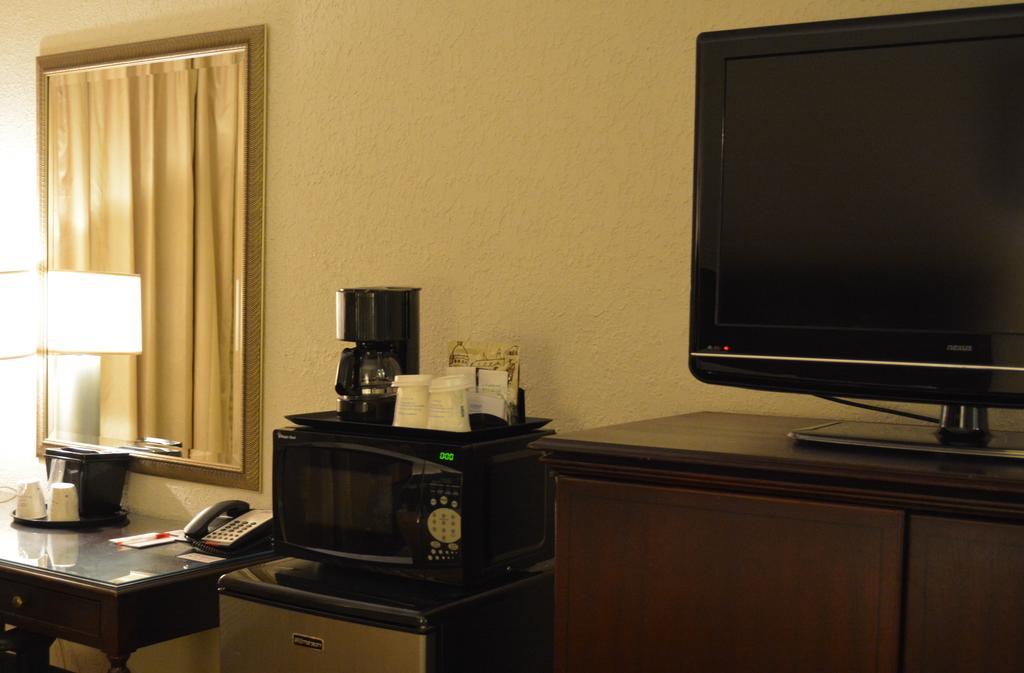 Ramada By Wyndham Wichita Airport Hotel Exterior foto