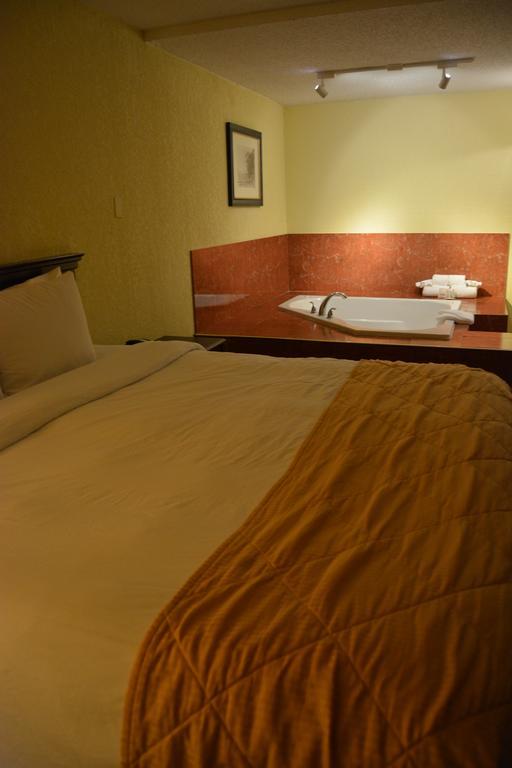 Ramada By Wyndham Wichita Airport Hotel Exterior foto