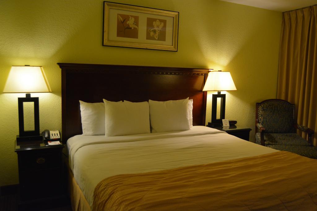 Ramada By Wyndham Wichita Airport Hotel Exterior foto