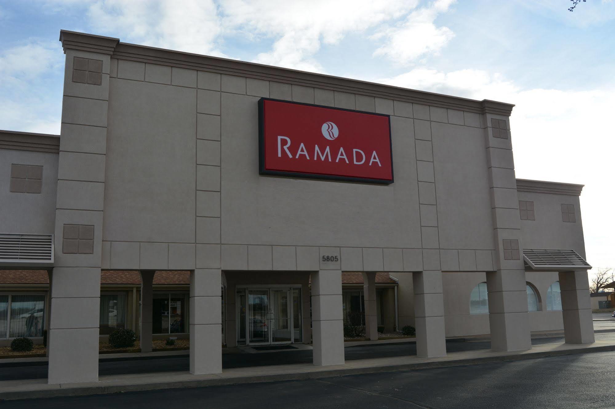Ramada By Wyndham Wichita Airport Hotel Exterior foto