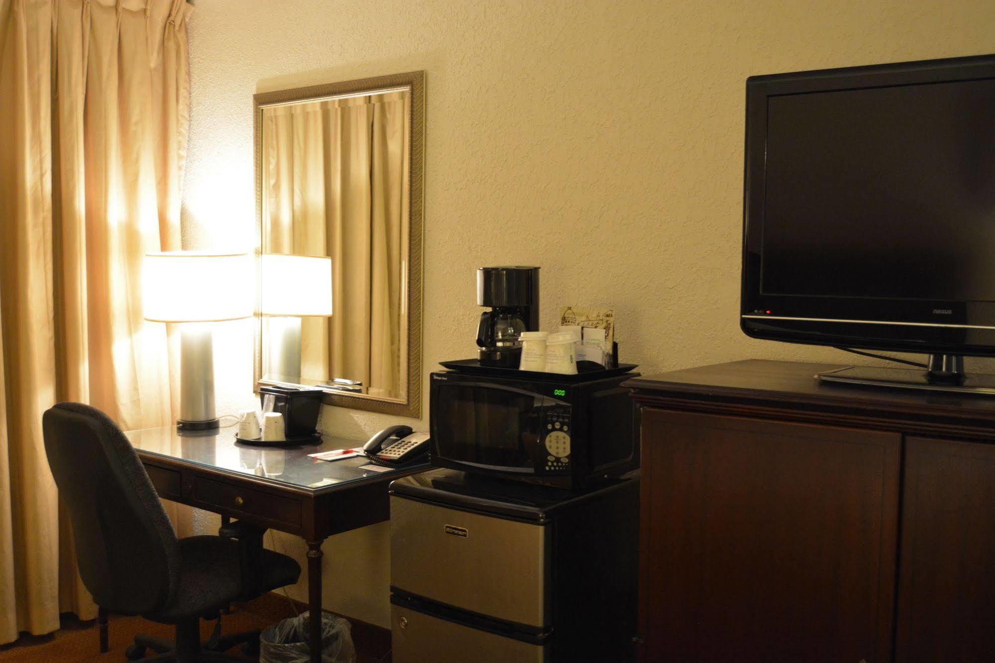 Ramada By Wyndham Wichita Airport Hotel Exterior foto