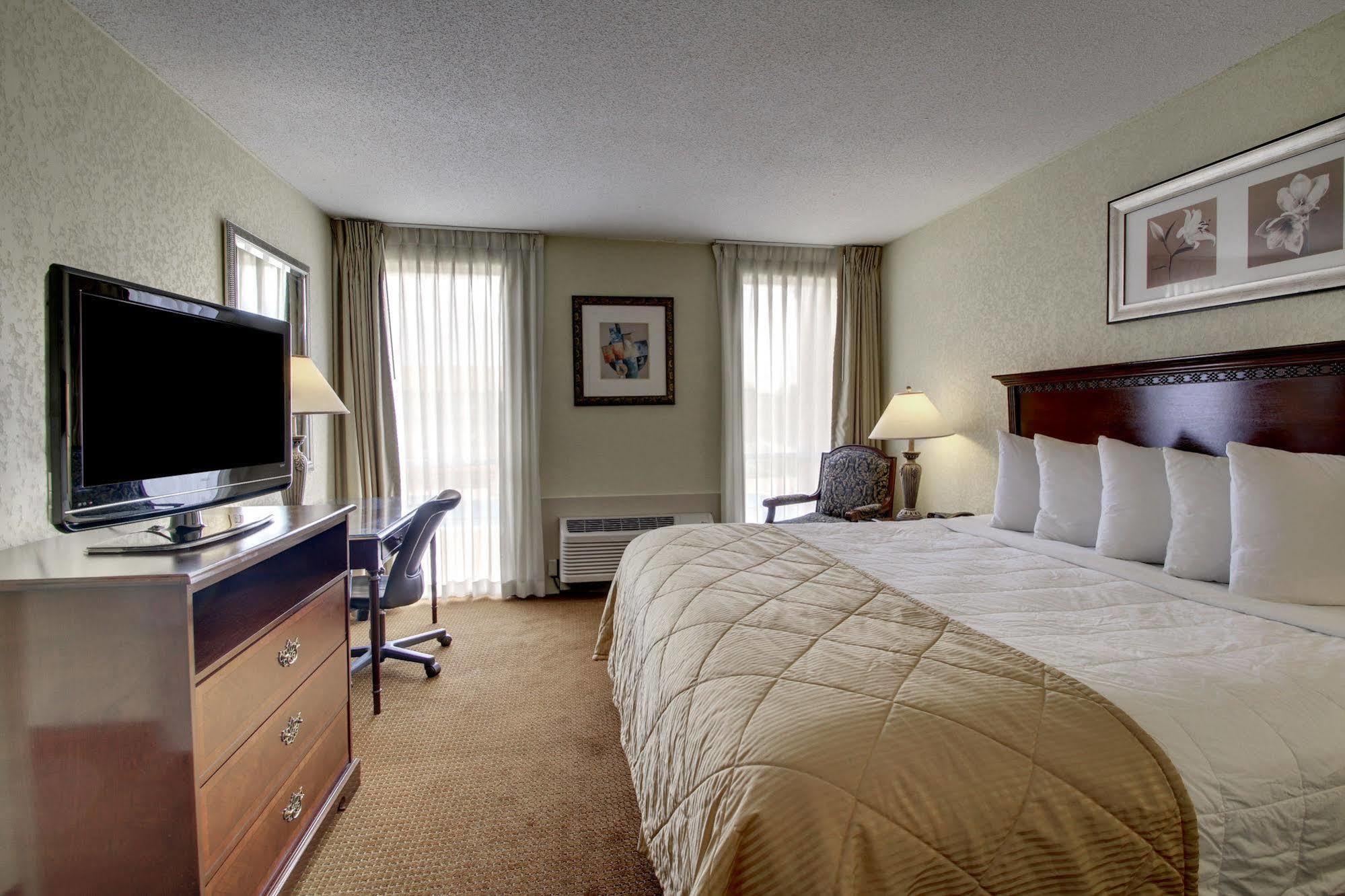 Ramada By Wyndham Wichita Airport Hotel Exterior foto