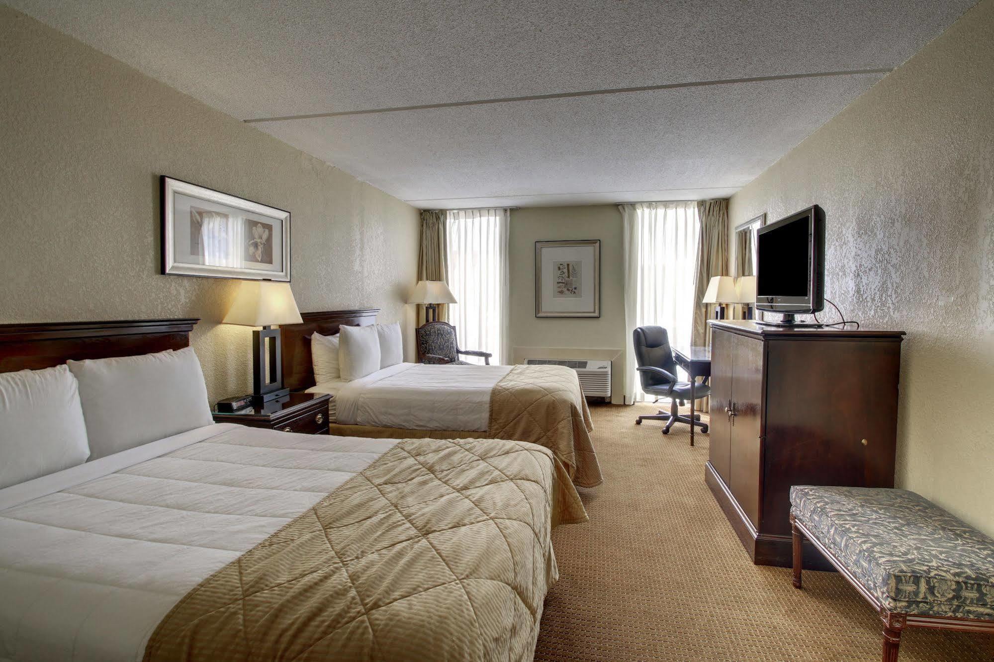 Ramada By Wyndham Wichita Airport Hotel Exterior foto