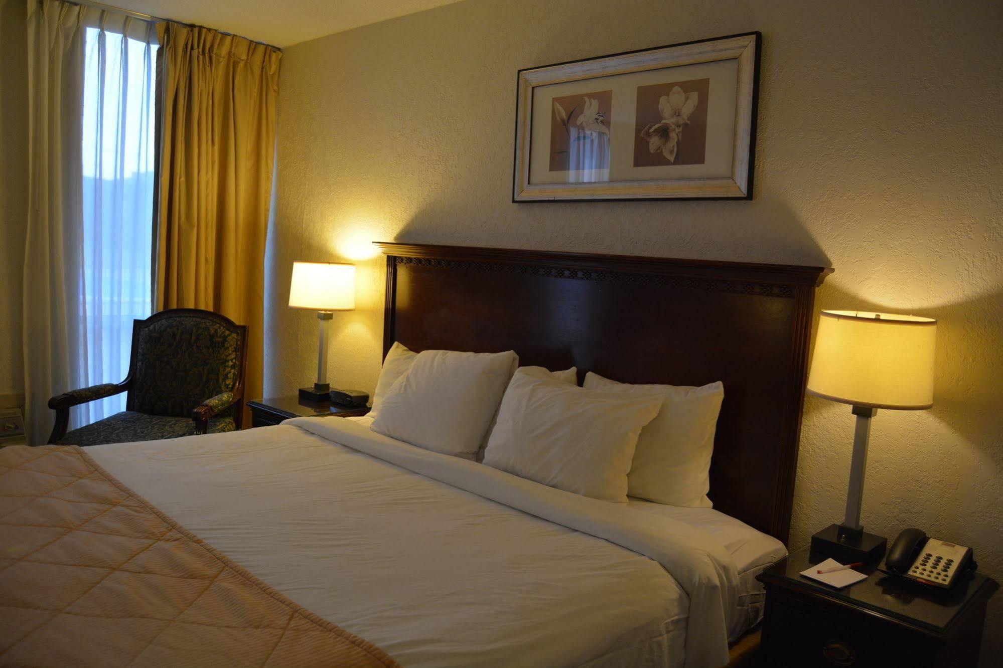 Ramada By Wyndham Wichita Airport Hotel Exterior foto