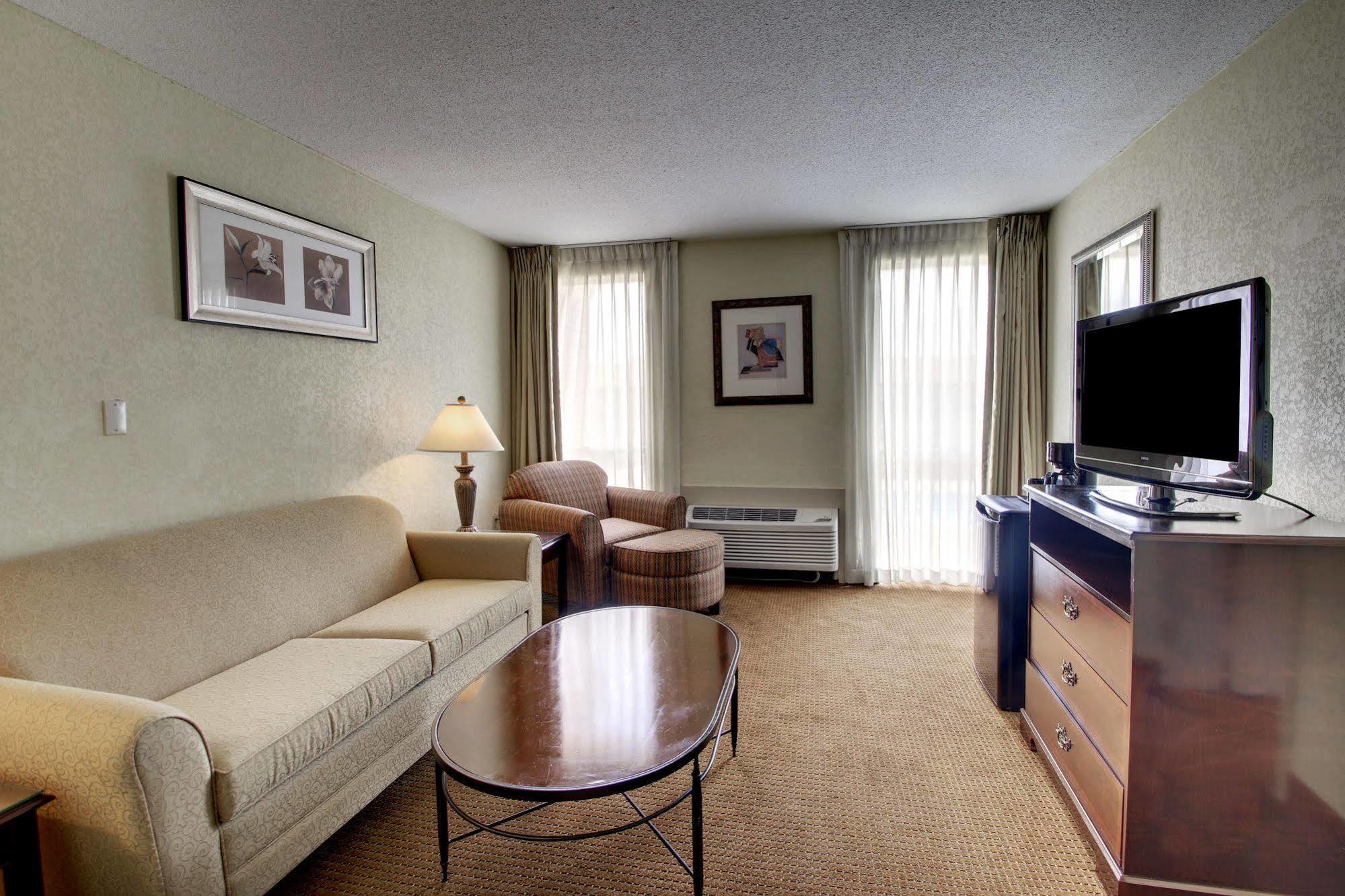 Ramada By Wyndham Wichita Airport Hotel Exterior foto