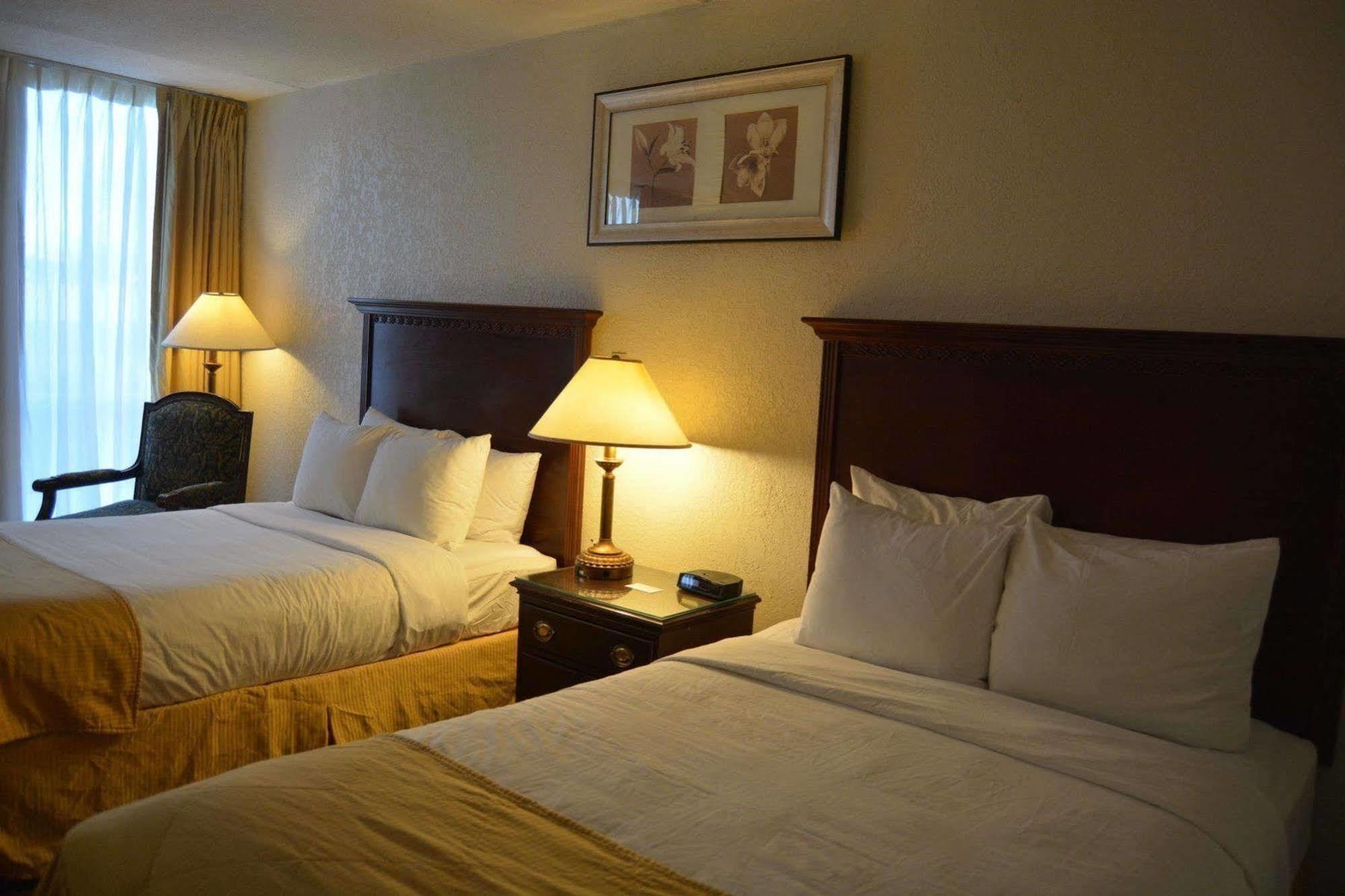Ramada By Wyndham Wichita Airport Hotel Exterior foto
