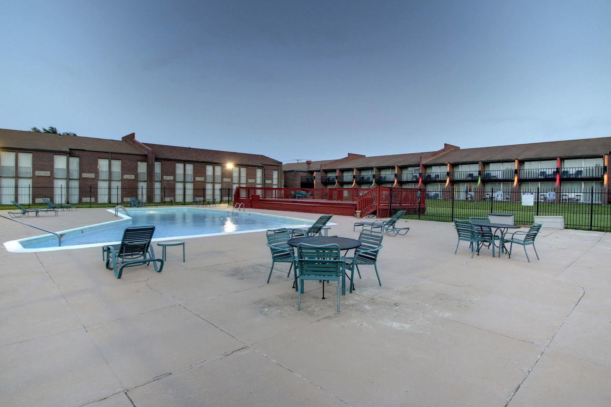 Ramada By Wyndham Wichita Airport Hotel Exterior foto