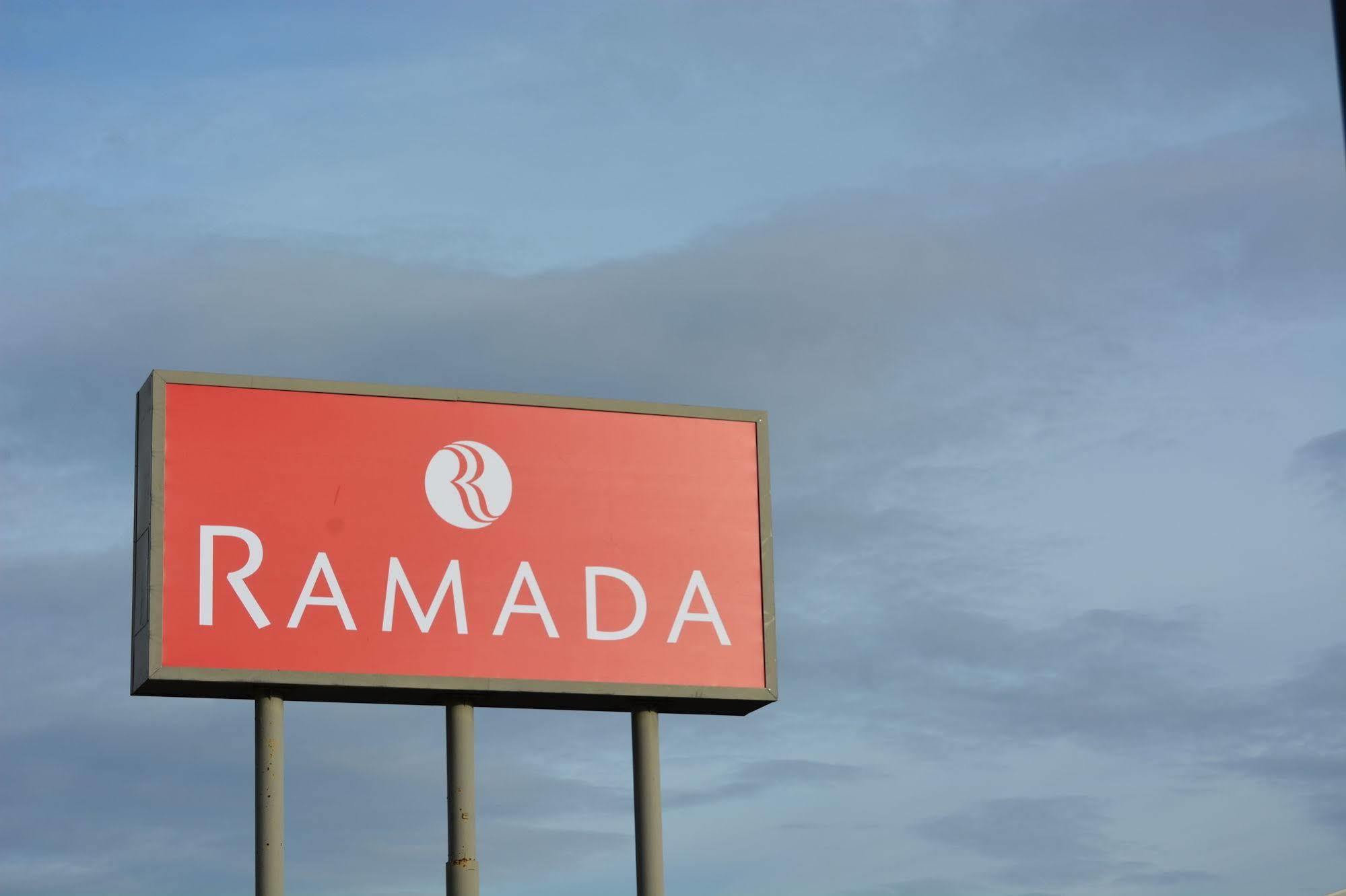 Ramada By Wyndham Wichita Airport Hotel Exterior foto